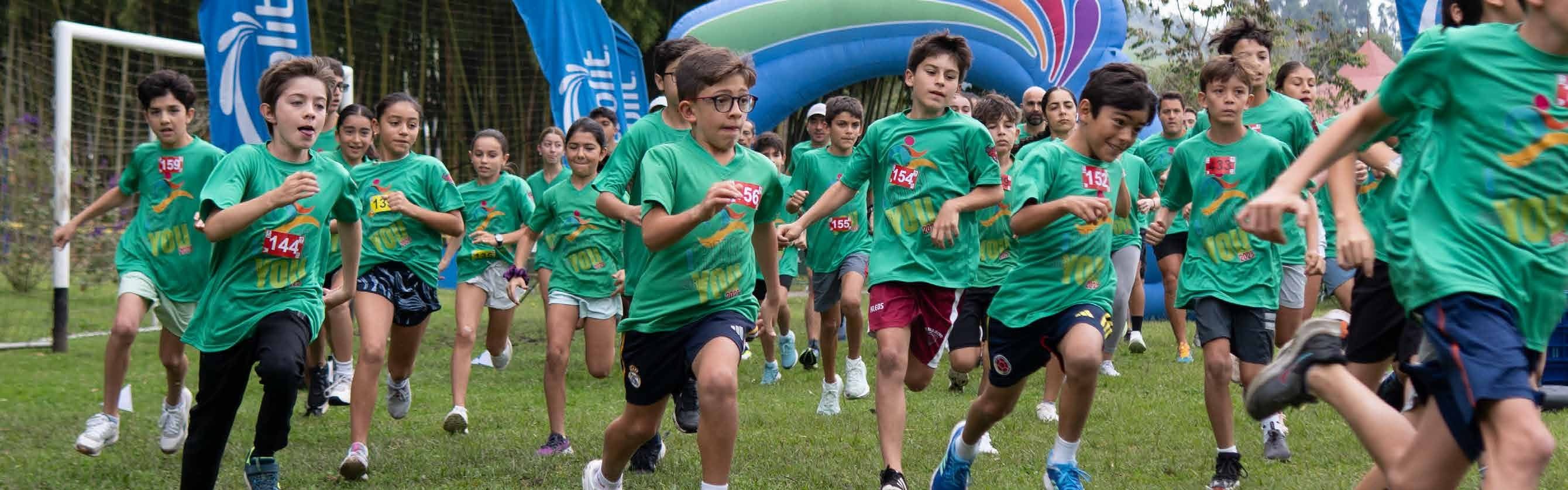 Estudiantes arrancando la carrera I Run For You en la cancha del colegio